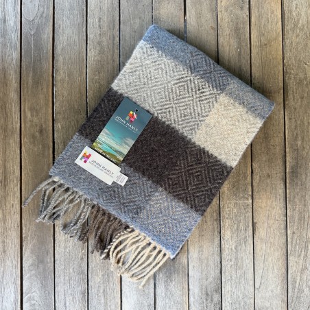 Griffiger Wollschal von JOHN HANLY aus Irland.
Wunderbar weich, aus 95% Merinowolle und 5% Kaschmir.