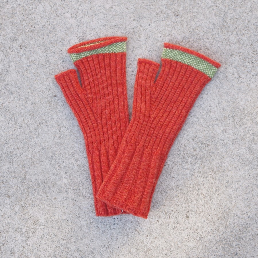 Handschuhe ohne Finger, Handstulpen in Orange von Eribé Knitwear aus Schottland