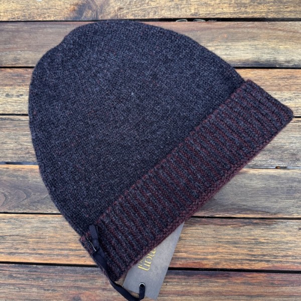 Mütze in Anthrazit mit rotbraunen Details von Fisherman out of Ireland aus r100% Geelongwolle
