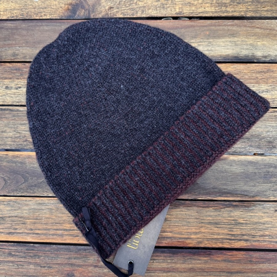Mütze in Anthrazit mit rotbraunen Details von Fisherman out of Ireland aus r100% Geelongwolle