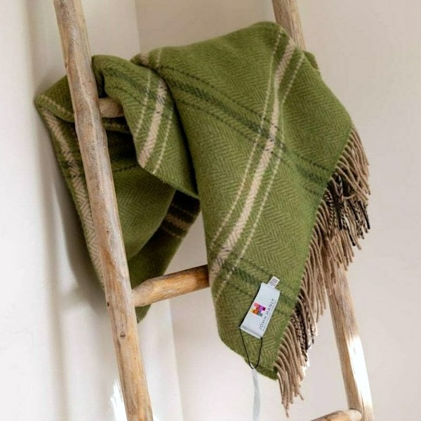 SHAMROCK heißt diese Merino-Kaschmir Wolldecke von JOHN HANLY aus Irland.