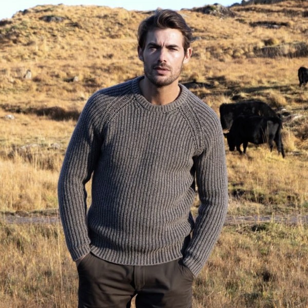 Raglan-Pulli von FISHERMAN aus Merinowolle und Kaschmir. Optimale Passform, ohne Bündchen und nachhaltig gestrickt.