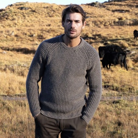 Raglan-Pulli von FISHERMAN aus Merinowolle und Kaschmir. Optimale Passform, ohne Bündchen und nachhaltig gestrickt.