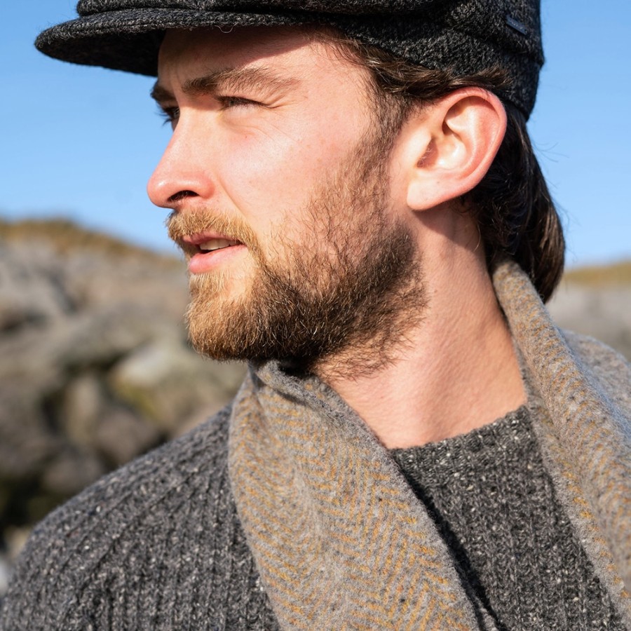 Griffiger Wollschal von JOHN HANLY aus Irland.
Wunderbar weich, aus 95% Merinowolle und 5% Kaschmir.