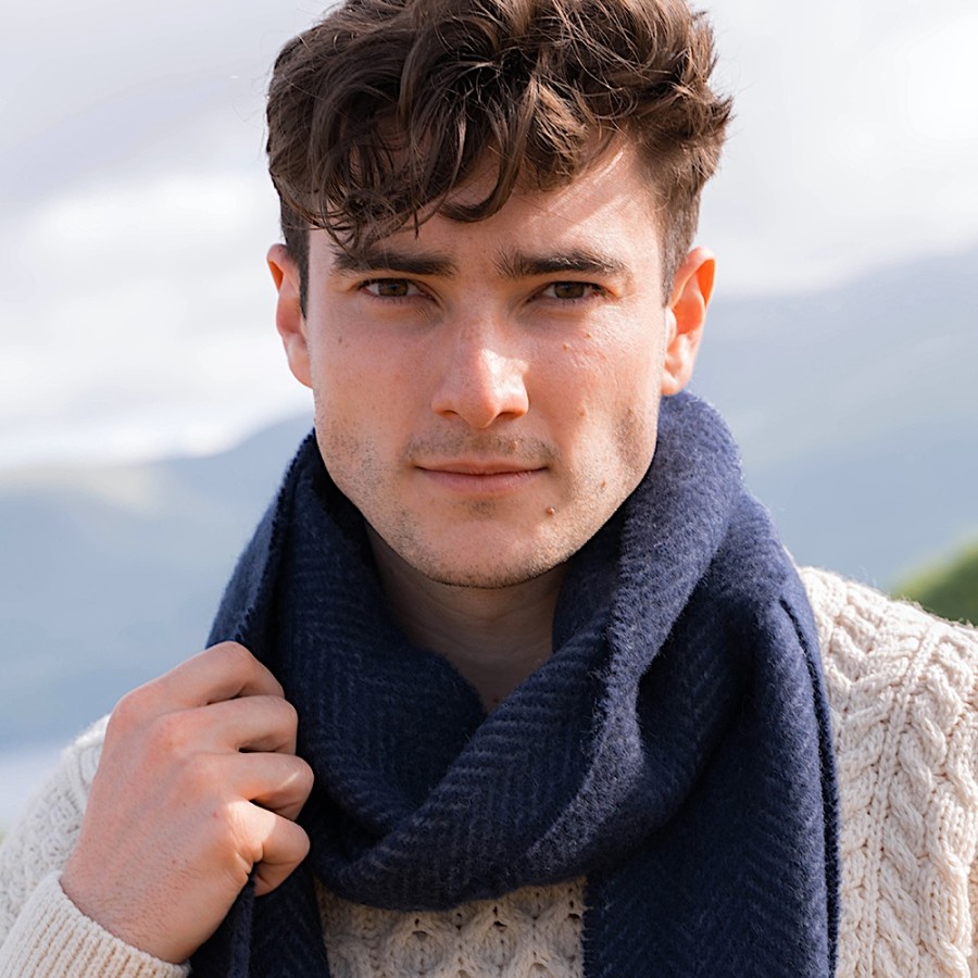 Griffiger Wollschal von JOHN HANLY aus Irland.
Wunderbar weich, aus 95% Merinowolle und 5% Kaschmir.