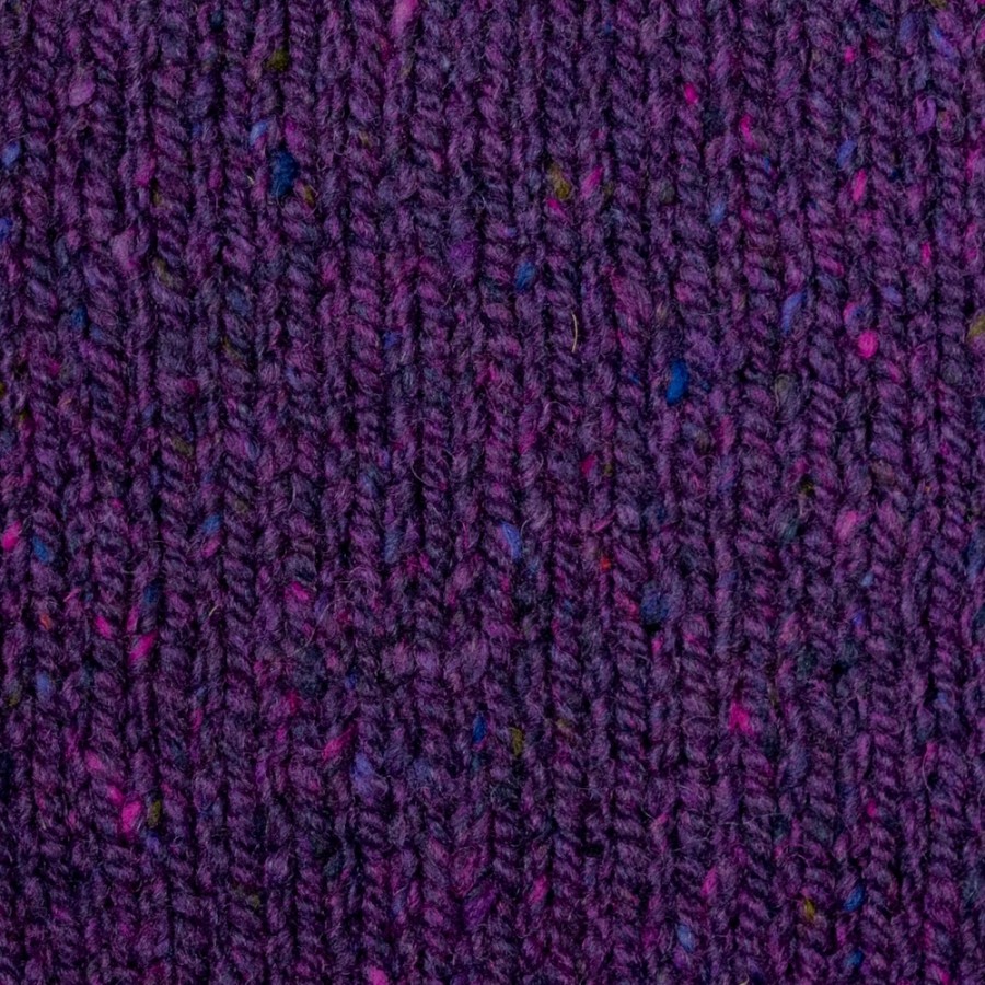Donegal Tweed Farbe Blackcurrant - dunkellila Grundfarbe mit pinken, blauen und braunen Einsprengseln.