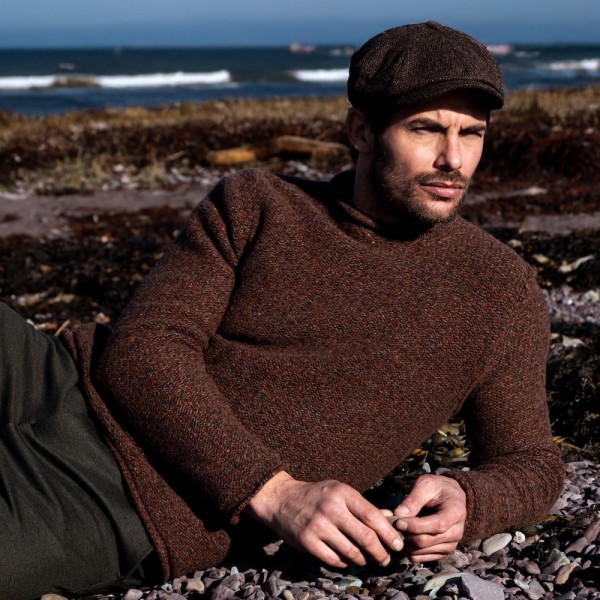 Sehr lässiger Herren-Pullover von FISHERMAN out of IRELAND aus weicher Merinowolle mit 5% Kaschmir veredelt.