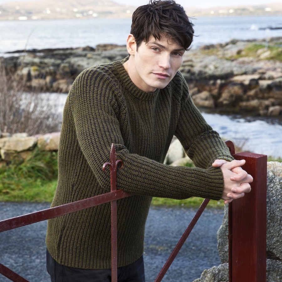 Raglan-Pulli von FISHERMAN aus Merinowolle und Kaschmir. Optimale Passform, ohne Bündchen und nachhaltig gestrickt.