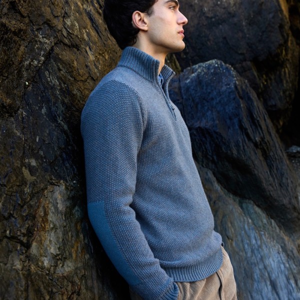 Zip-Troyer von FISHERMAN out of IRELAND. Mit eingestrickten Ellenbogen-Patches, Rippenstrick-Bündchen und kurzem Reißverschluss.