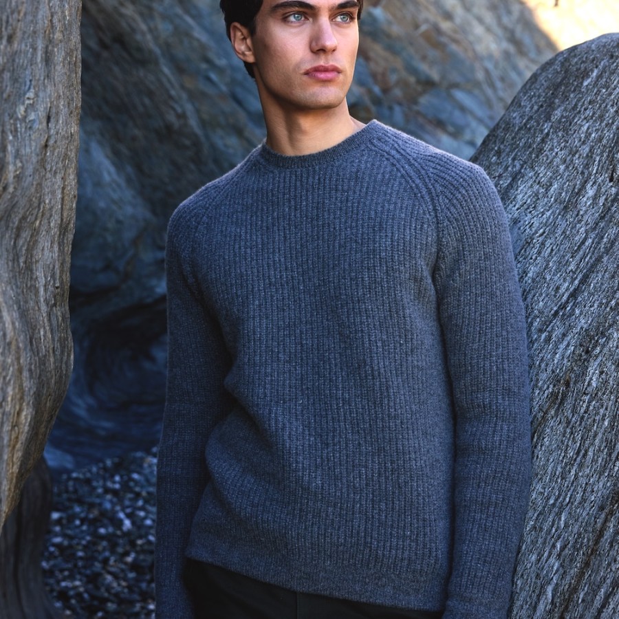 Schlichter Raglan-Pullover aus reiner Geelong Merinowolle von FISHERMAN out of IRELAND.