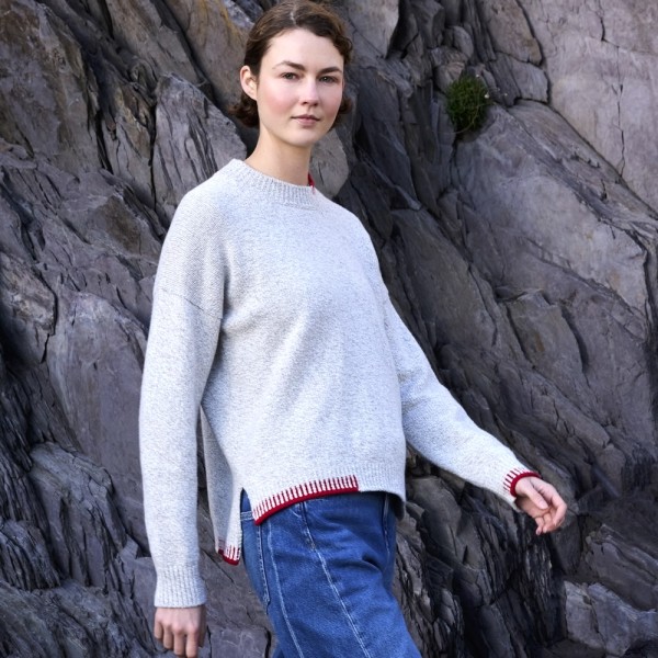 Irischer Wollpullover mit farbigen Applikationen am Bündchen. Von Fisherman out of Ireland.