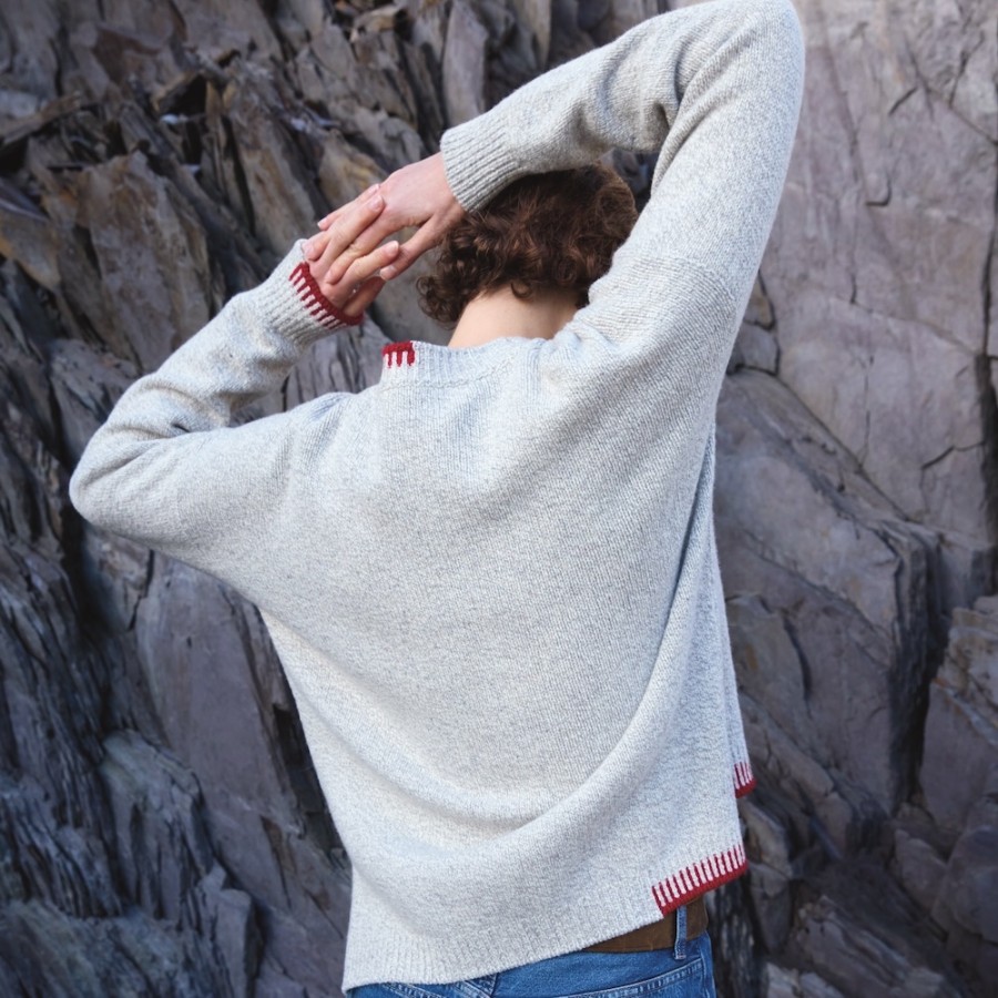 Irischer Wollpullover mit farbigen Applikationen am Bündchen. Von Fisherman out of Ireland.