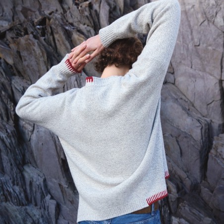 Irischer Wollpullover mit farbigen Applikationen am Bündchen. Von Fisherman out of Ireland.