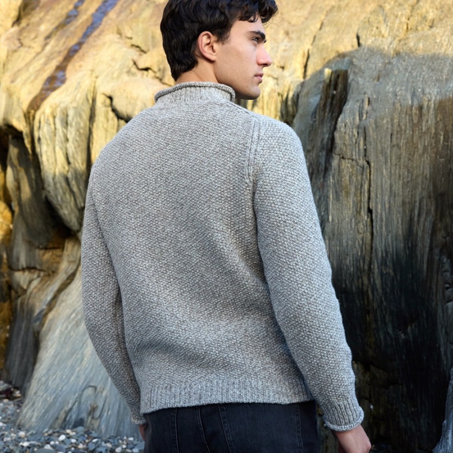 Irischer Merino/Kaschmir Pullover in einem schönen, hellen Muschelbeige von FISHERMAN OUT OF IRELAND.