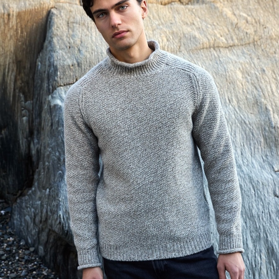 Irischer Merino/Kaschmir Pullover in einem schönen, hellen Muschelbeige von FISHERMAN OUT OF IRELAND.