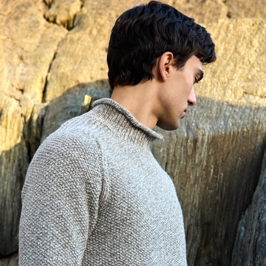 Irischer Merino/Kaschmir Pullover in einem schönen, hellen Muschelbeige von FISHERMAN OUT OF IRELAND.