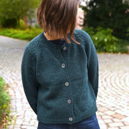Kurze, irische Raglan-Strickjacke von FISHERMAN OUT OF IRELAND.