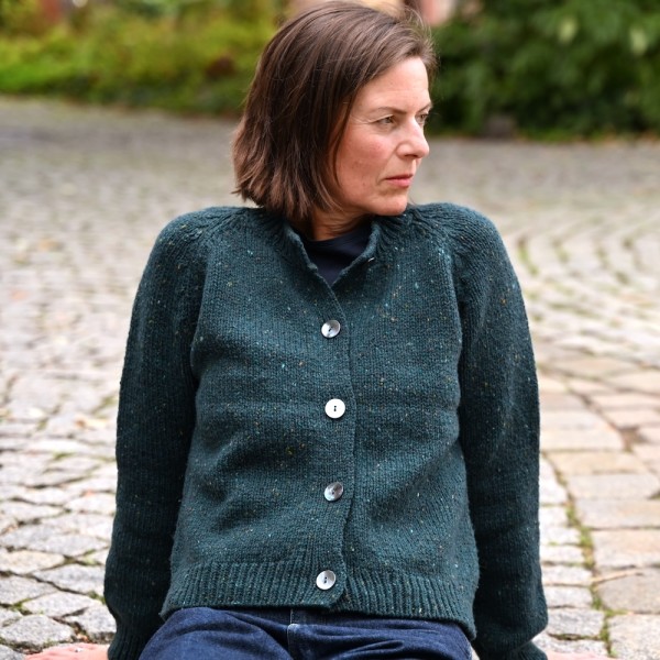 Kurze, irische Raglan-Strickjacke von FISHERMAN OUT OF IRELAND.