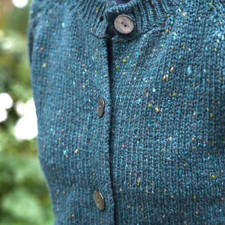 Kurze, irische Raglan-Strickjacke von FISHERMAN OUT OF IRELAND.