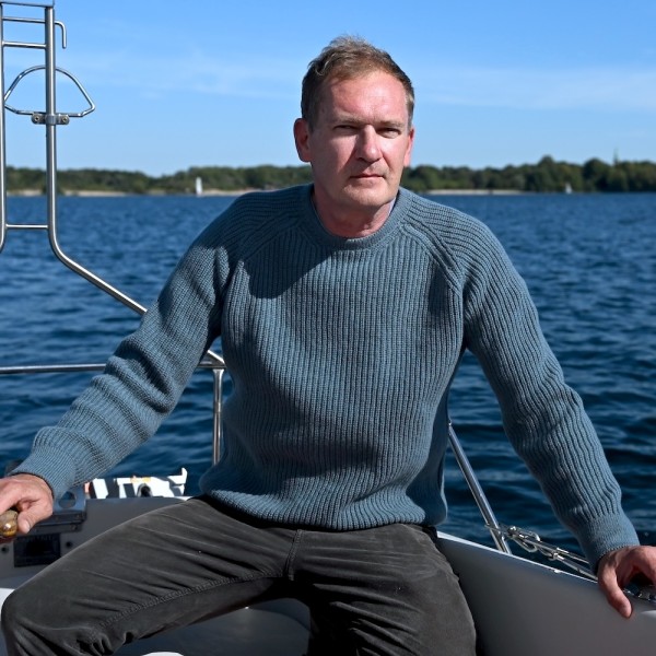 Schlichter Raglan-Pullover aus reiner Geelong Merinowolle von FISHERMAN out of IRELAND.