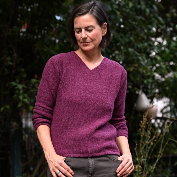 Alpaka-Pullover mit V-Ausschnitt von Les Racines du Ciel aus der Bretagne.