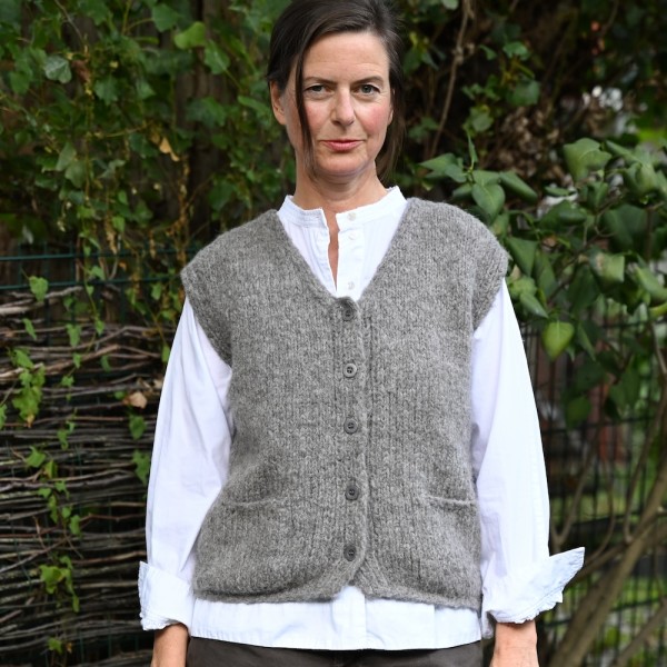 Handgestrickte Alpaka Weste von INTI Knitwear, dem Grobstrick-Spezialisten aus Ecuador.