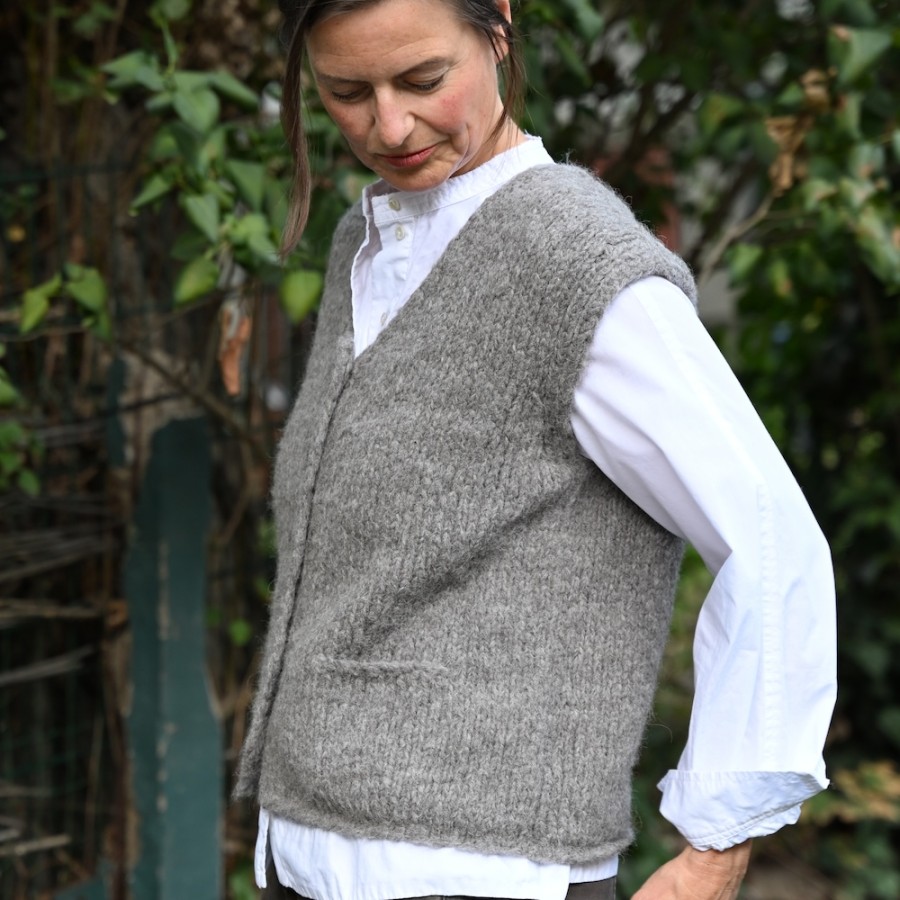 Handgestrickter Alpaka Cardigan von INTI Knitwear, dem Grobstrick-Spezialisten aus Ecuador.