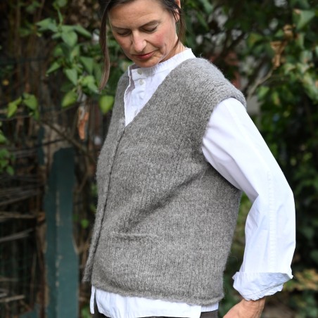 Handgestrickter Alpaka Cardigan von INTI Knitwear, dem Grobstrick-Spezialisten aus Ecuador.