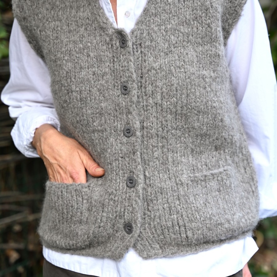 Handgestrickter Alpaka Cardigan von INTI Knitwear, dem Grobstrick-Spezialisten aus Ecuador.