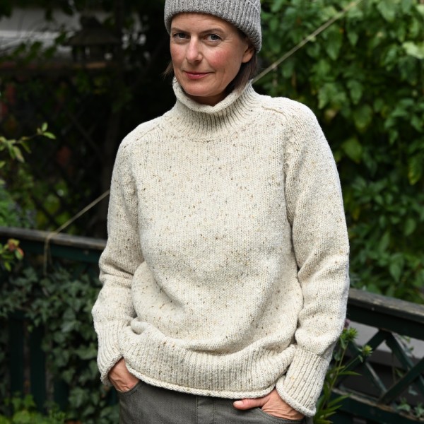 Donegal Tweed Pullover mit hohem Kragen von FISHERMAN OUT OF IRELAND.