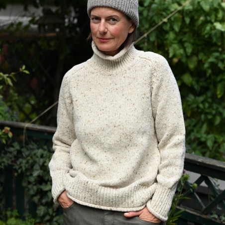 Donegal Tweed Pullover mit hohem Kragen von FISHERMAN OUT OF IRELAND.