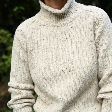 Donegal Tweed Pullover mit hohem Kragen von FISHERMAN OUT OF IRELAND.