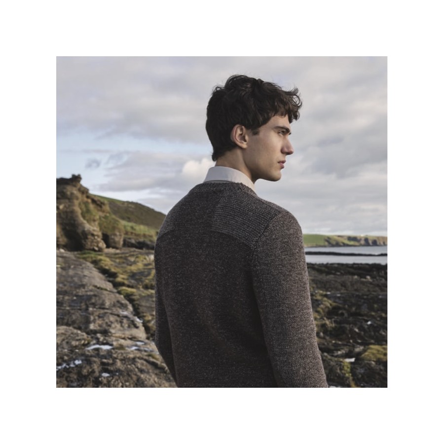 CHARLES H. ist ein raffinierter Pullover aus reiner, hochwertiger Merinowolle von Fisherman out of Ireland.