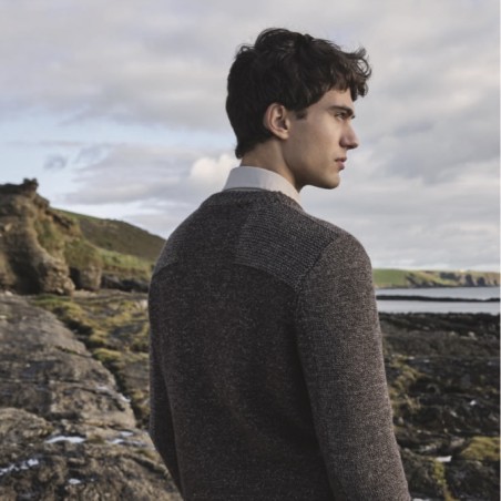 CHARLES H. ist ein raffinierter Pullover aus reiner, hochwertiger Merinowolle von Fisherman out of Ireland.