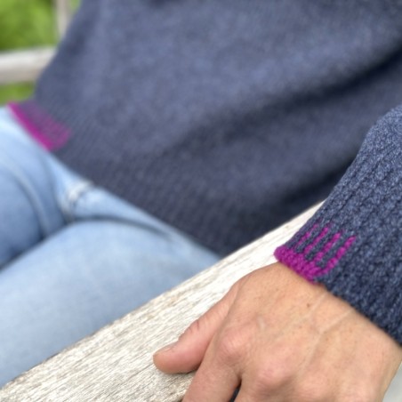 Irischer Wollpullover mit farbigen Applikationen am Bündchen. Von Fisherman out of Ireland.