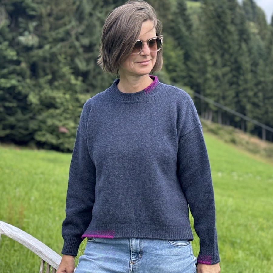 Irischer Wollpullover mit farbigen Applikationen am Bündchen. Von Fisherman out of Ireland.