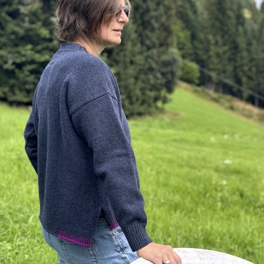 Irischer Wollpullover mit farbigen Applikationen am Bündchen. Von Fisherman out of Ireland.