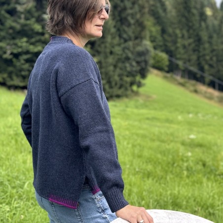 Irischer Wollpullover mit farbigen Applikationen am Bündchen. Von Fisherman out of Ireland.