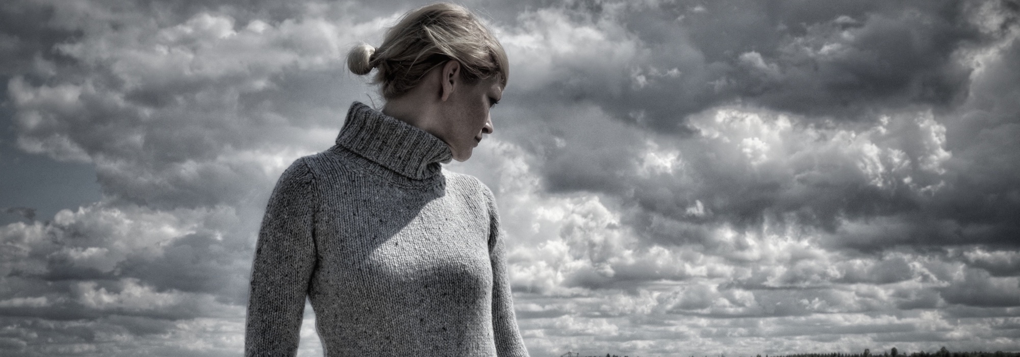 junge Frau mit grauem Wollpullover